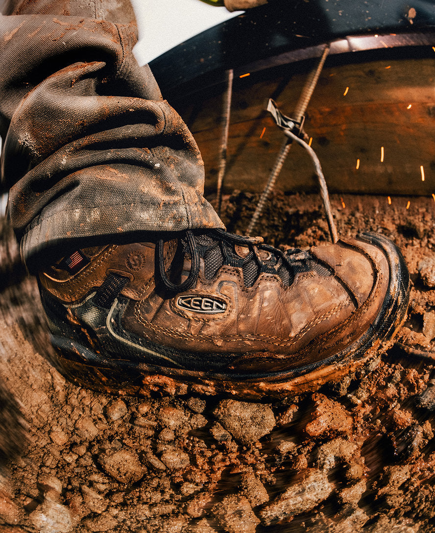 Men's Targhee IV Waterproof Work Boot (Carbon Toe) Dark Earth/Black - Image 8